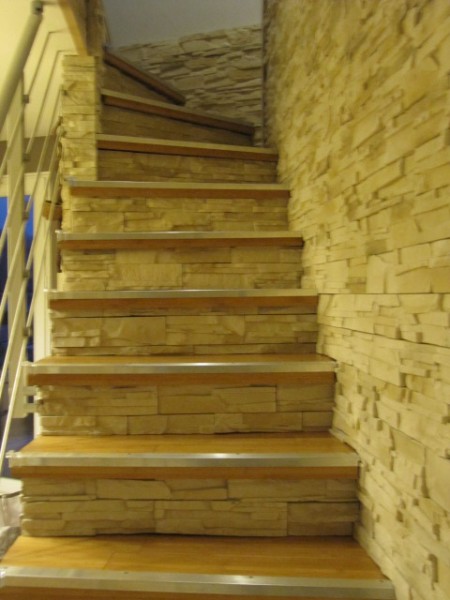Parement sur escalier en bois